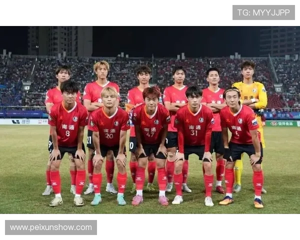 退役足球明星齐聚深圳激情对决足球赛精彩上演